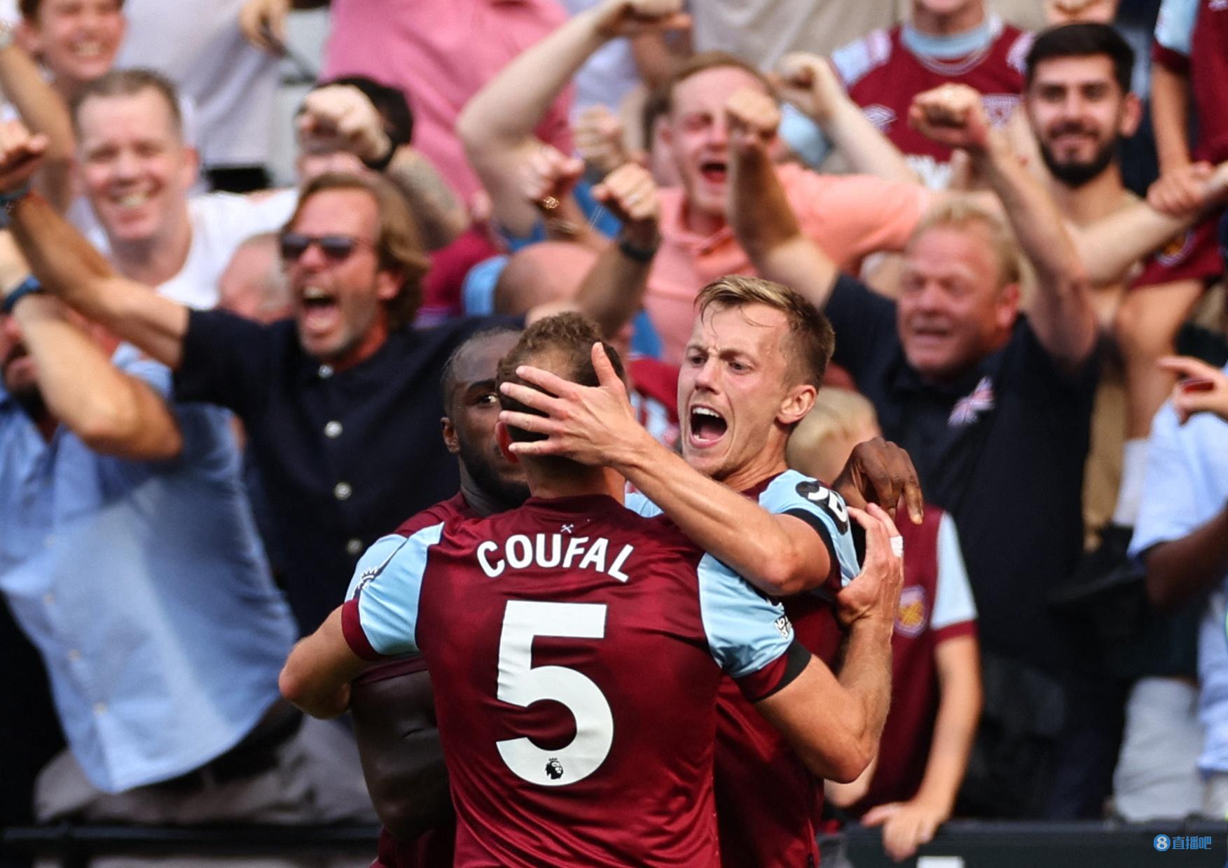 她依旧维持 她依旧维持